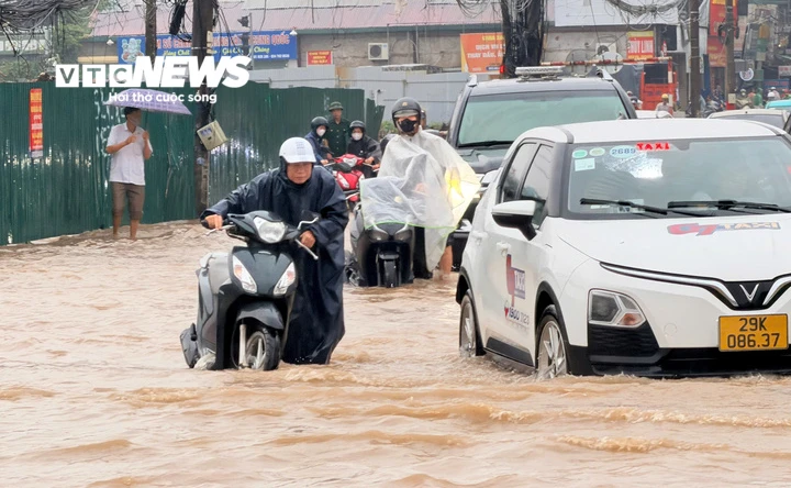 Trưa nay Hà Nội tiếp tục hứng mưa lớn, nguy cơ dông lốc, ngập úng