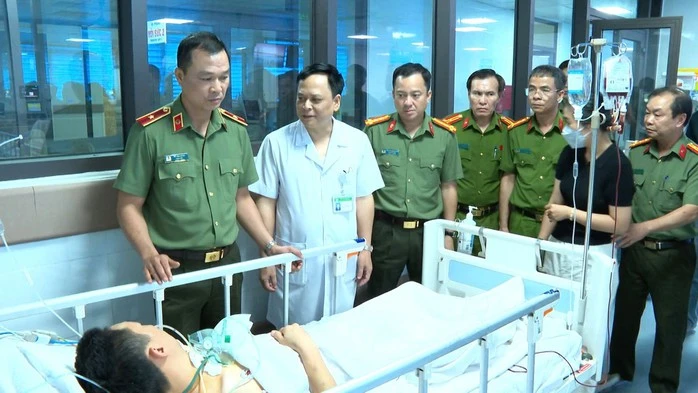 Trung tá công an bị đâm trọng thương khi làm nhiệm vụ Trung tá công an bị đâm trọng thương khi làm nhiệm vụ