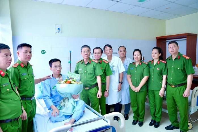 Trung tá công an bị kẻ ngáo đá đâm trọng thương xuất viện Trung tá công an bị kẻ ngáo đá đâm trọng thương xuất viện