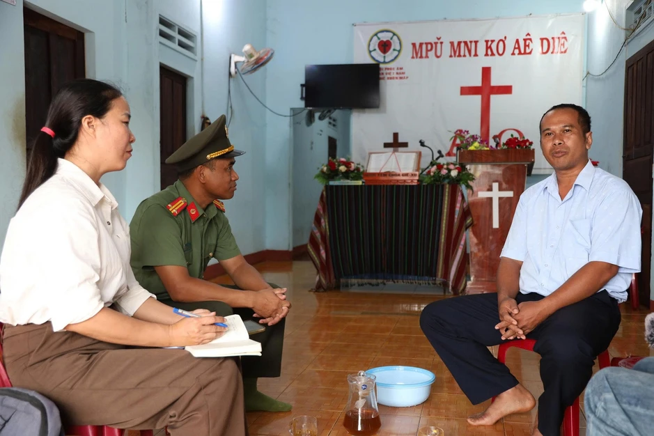 Trung tá công an người Ê Đê: Gần dân, hóa giải những mầm mống bất an ở buôn làng Trung tá công an người Ê Đê: Gần dân, hóa giải những mầm mống bất an ở buôn làng