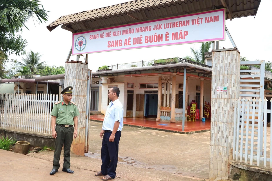 Trung tá công an người Ê Đê: Gần dân, hóa giải những mầm mống bất an ở buôn làng Trung tá công an người Ê Đê: Gần dân, hóa giải những mầm mống bất an ở buôn làng