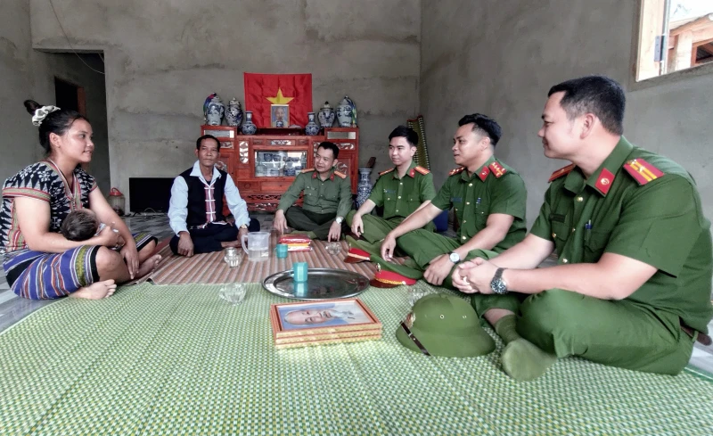 Trung tá Công an xin thôi chức vụ tăng cường về xã biên giới giúp dân Trung tá Công an xin thôi chức vụ tăng cường về xã biên giới giúp dân