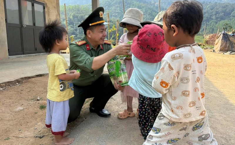 Trung tá Công an xin thôi chức vụ tăng cường về xã biên giới giúp dân Trung tá Công an xin thôi chức vụ tăng cường về xã biên giới giúp dân