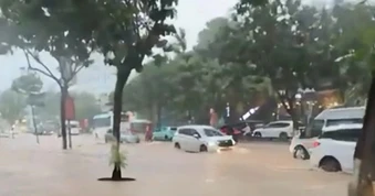 Trung tâm đặc khu Phú Quốc ngập sâu sau mưa lớn