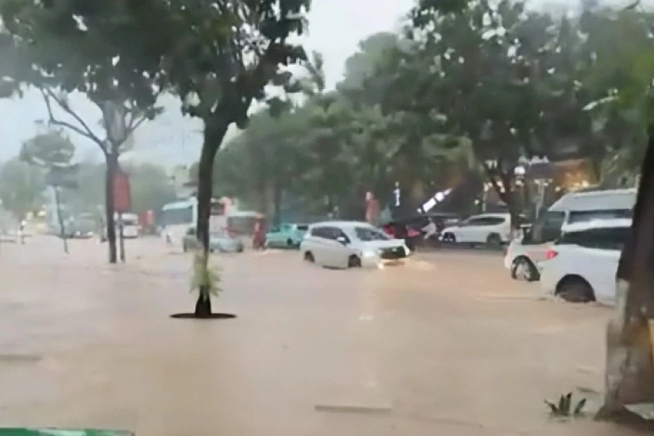 Trung tâm đặc khu Phú Quốc ngập sâu sau mưa lớn Trung tâm đặc khu Phú Quốc ngập sâu sau mưa lớn