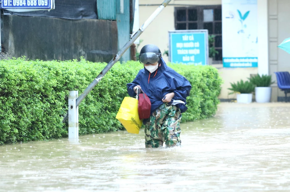 Trung tâm y tế Hoàng Mai ngập sâu trong lũ Trung tâm y tế Hoàng Mai ngập sâu trong lũ