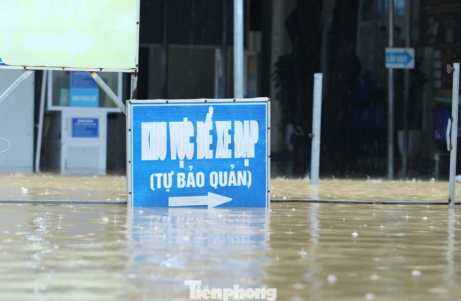 Trung tâm y tế Hoàng Mai ngập sâu trong lũ Trung tâm y tế Hoàng Mai ngập sâu trong lũ