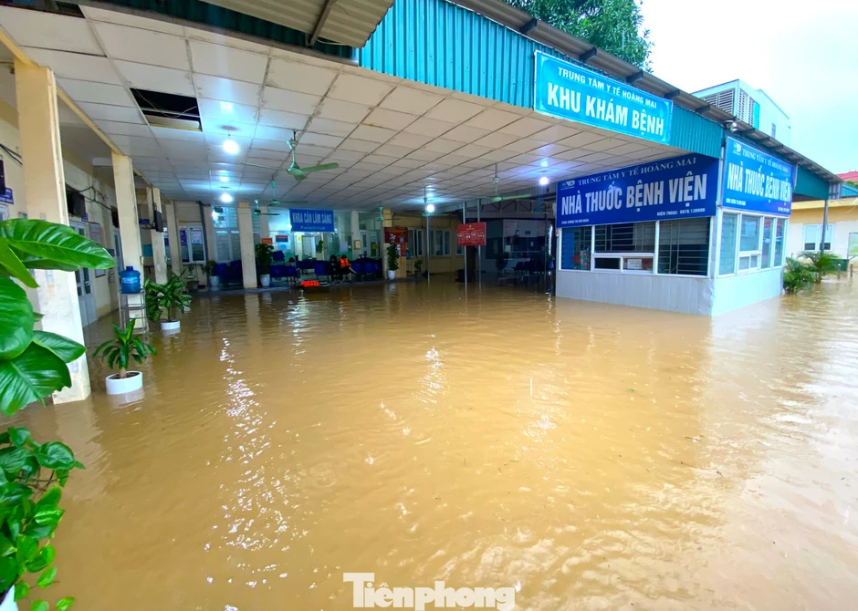 Trung tâm y tế Hoàng Mai ngập sâu trong lũ Trung tâm y tế Hoàng Mai ngập sâu trong lũ