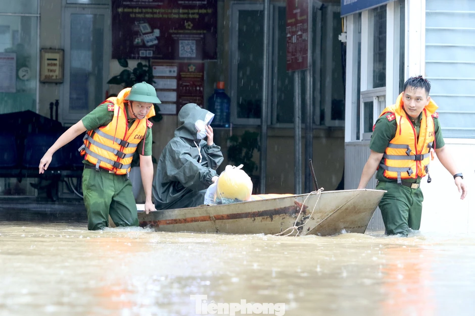 Trung tâm y tế Hoàng Mai ngập sâu trong lũ Trung tâm y tế Hoàng Mai ngập sâu trong lũ