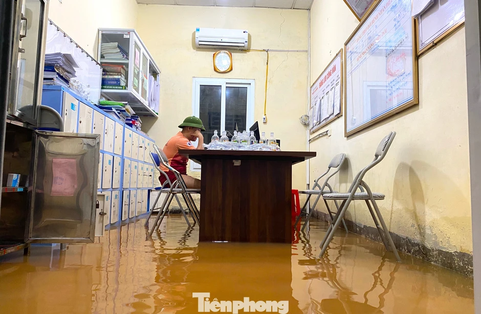 Trung tâm y tế Hoàng Mai ngập sâu trong lũ Trung tâm y tế Hoàng Mai ngập sâu trong lũ