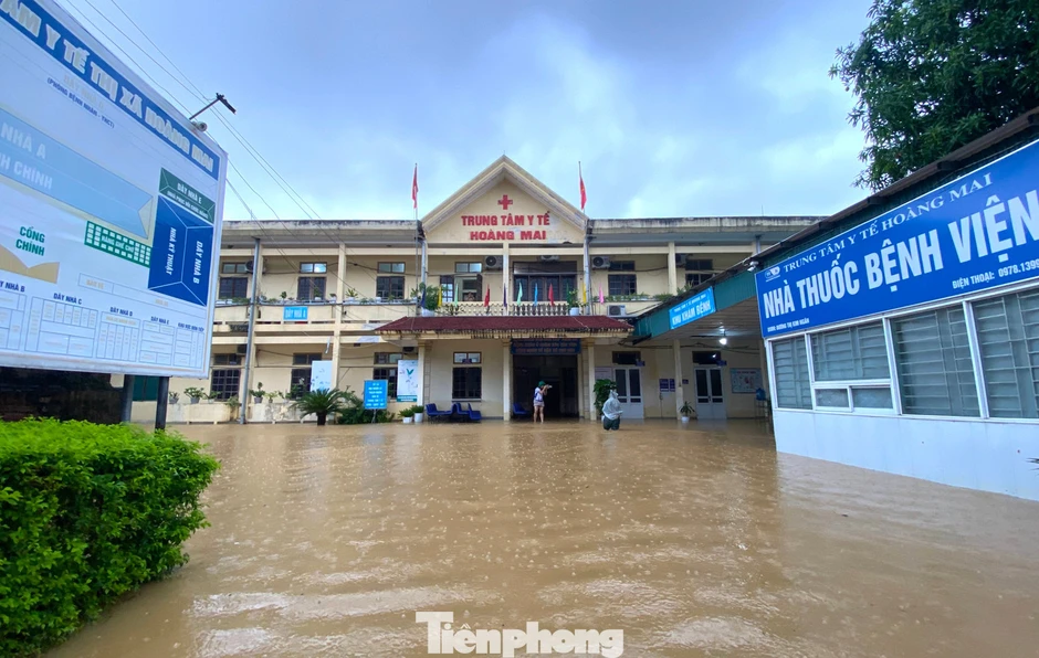 Trung tâm y tế Hoàng Mai ngập sâu trong lũ Trung tâm y tế Hoàng Mai ngập sâu trong lũ