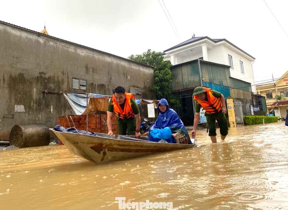 Trung tâm y tế Hoàng Mai ngập sâu trong lũ Trung tâm y tế Hoàng Mai ngập sâu trong lũ