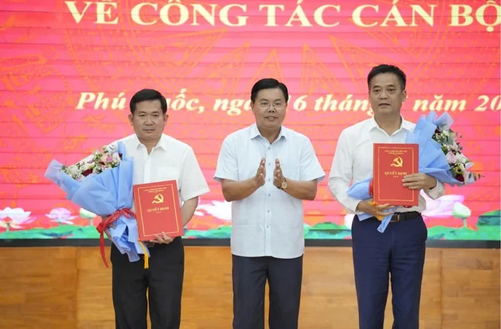 Trung tướng Đinh Văn Nơi kiêm giữ chức Bí thư Đảng ủy đặc khu Phú Quốc Trung tướng Đinh Văn Nơi kiêm giữ chức Bí thư Đảng ủy đặc khu Phú Quốc