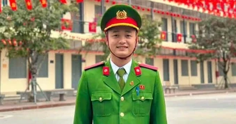 Trung úy công an cứu 2 người chới với dưới hồ nước