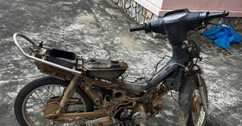 Trước khi che mặt vào tiệm vàng với biểu hiện lạ, người đàn ông đã trộm xe máy