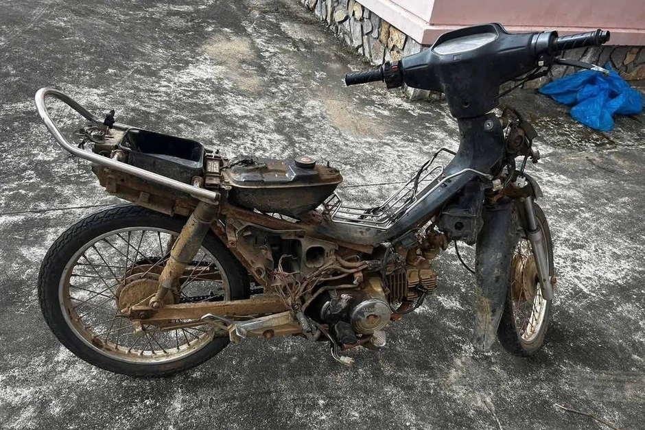 Trước khi che mặt vào tiệm vàng với biểu hiện lạ, người đàn ông đã trộm xe máy