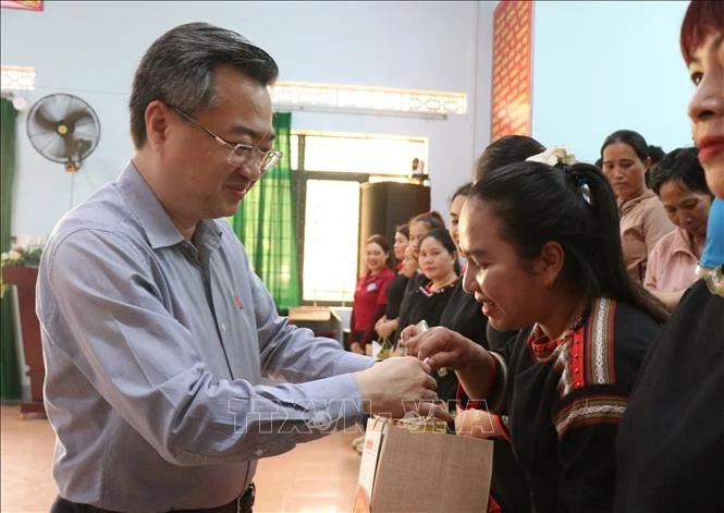 Trưởng Ban Chính sách, Chiến lược Trung ương Nguyễn Thanh Nghị tiếp xúc cử tri Đắk Lắk Trưởng Ban Chính sách, Chiến lược Trung ương Nguyễn Thanh Nghị tiếp xúc cử tri Đắk Lắk
