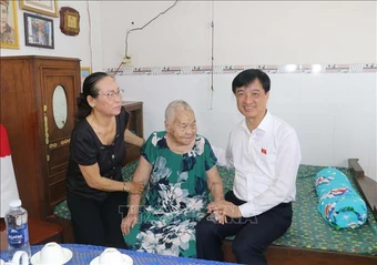 Trưởng ban Tổ chức Trung ương Nguyễn Duy Ngọc thăm, tặng quà tại TP Cần Thơ