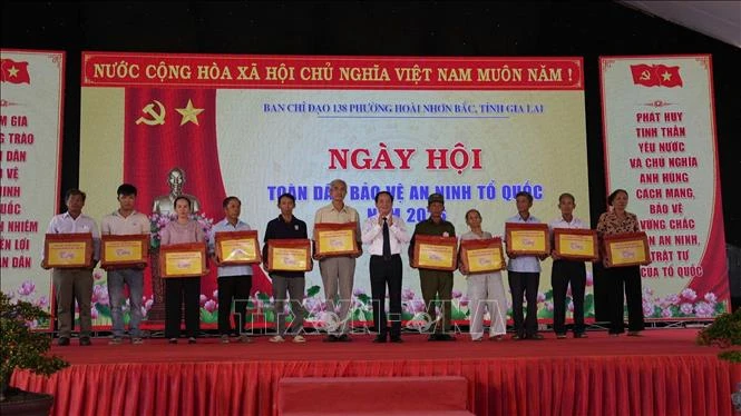 Trưởng Ban Tuyên giáo Trung ương dự và chỉ đạo Ngày hội toàn dân bảo vệ an ninh Tổ quốc tại Gia Lai Trưởng Ban Tuyên giáo Trung ương dự và chỉ đạo Ngày hội toàn dân bảo vệ an ninh Tổ quốc tại Gia Lai