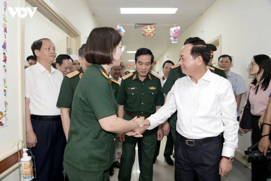 Trưởng Ban Tuyên giáo Trung ương thăm, động viên bệnh nhi dịp Tết Trung thu Trưởng Ban Tuyên giáo Trung ương thăm, động viên bệnh nhi dịp Tết Trung thu