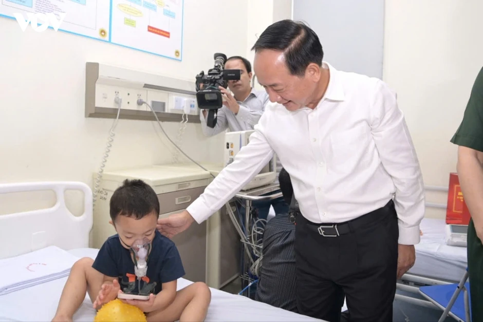 Trưởng Ban Tuyên giáo Trung ương thăm, động viên bệnh nhi dịp Tết Trung thu Trưởng Ban Tuyên giáo Trung ương thăm, động viên bệnh nhi dịp Tết Trung thu