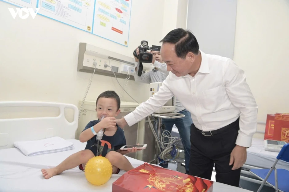 Trưởng Ban Tuyên giáo Trung ương thăm, động viên bệnh nhi dịp Tết Trung thu Trưởng Ban Tuyên giáo Trung ương thăm, động viên bệnh nhi dịp Tết Trung thu