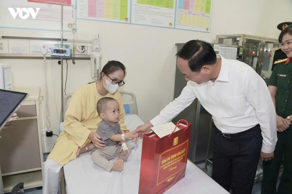 Trưởng Ban Tuyên giáo Trung ương thăm, động viên bệnh nhi dịp Tết Trung thu Trưởng Ban Tuyên giáo Trung ương thăm, động viên bệnh nhi dịp Tết Trung thu