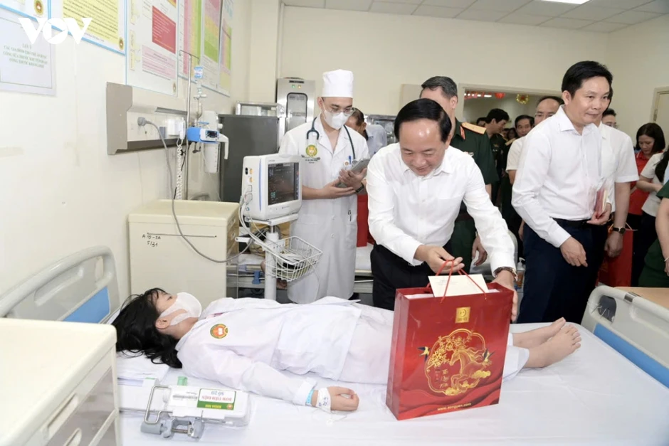 Trưởng Ban Tuyên giáo Trung ương thăm, động viên bệnh nhi dịp Tết Trung thu Trưởng Ban Tuyên giáo Trung ương thăm, động viên bệnh nhi dịp Tết Trung thu