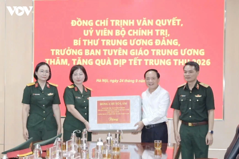 Trưởng Ban Tuyên giáo Trung ương thăm, động viên bệnh nhi dịp Tết Trung thu Trưởng Ban Tuyên giáo Trung ương thăm, động viên bệnh nhi dịp Tết Trung thu