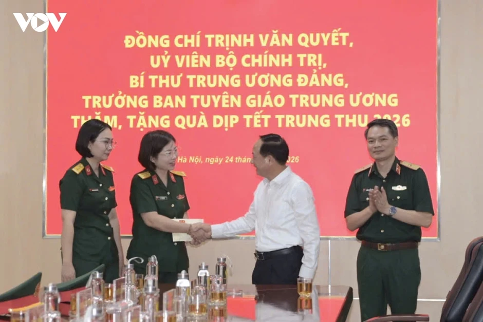 Trưởng Ban Tuyên giáo Trung ương thăm, động viên bệnh nhi dịp Tết Trung thu Trưởng Ban Tuyên giáo Trung ương thăm, động viên bệnh nhi dịp Tết Trung thu