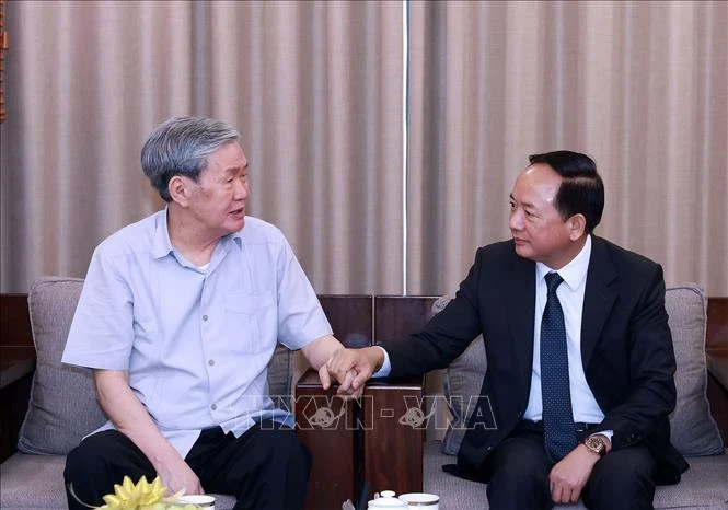 Trưởng ban Tuyên giáo và Dân vận Trung ương Trịnh Văn Quyết thăm, chúc mừng nguyên Thường trực Ban Bí thư Đinh Thế Huynh Trưởng ban Tuyên giáo và Dân vận Trung ương Trịnh Văn Quyết thăm, chúc mừng nguyên Thường trực Ban Bí thư Đinh Thế Huynh