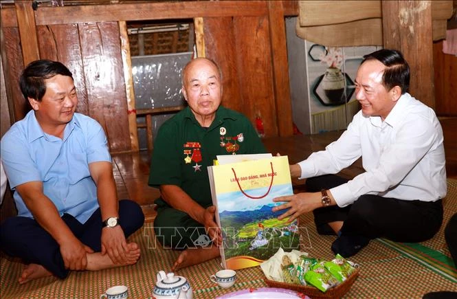 Trưởng Ban Tuyên giáo và Dân vận Trung ương Trịnh Văn Quyết tri ân các gia đình chính sách tại Tuyên Quang Trưởng Ban Tuyên giáo và Dân vận Trung ương Trịnh Văn Quyết tri ân các gia đình chính sách tại Tuyên Quang
