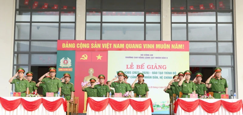 Trường Cao đẳng CSND II trao bằng tốt nghiệp cho hơn 1380 học viên Cảnh sát khóa K30S Trường Cao đẳng CSND II trao bằng tốt nghiệp cho hơn 1380 học viên Cảnh sát khóa K30S