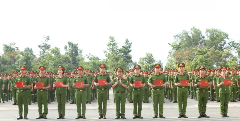 Trường Cao đẳng CSND II trao bằng tốt nghiệp cho hơn 1380 học viên Cảnh sát khóa K30S Trường Cao đẳng CSND II trao bằng tốt nghiệp cho hơn 1380 học viên Cảnh sát khóa K30S