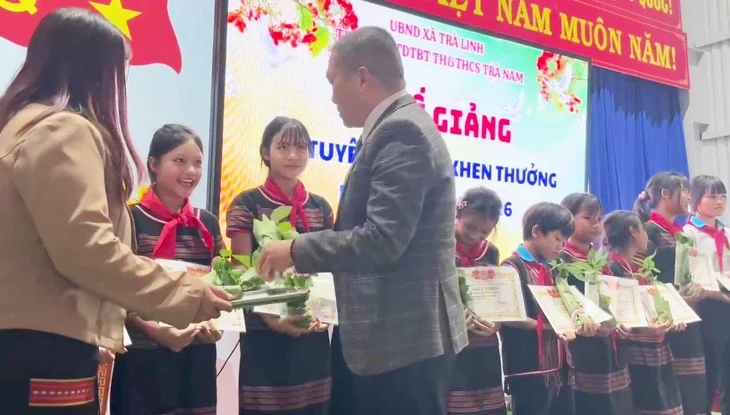 Trường trao thưởng bằng sâm Ngọc Linh: Ý nghĩa nhưng trồng ở đâu, chăm sóc sao? Trường trao thưởng bằng sâm Ngọc Linh: Ý nghĩa nhưng trồng ở đâu, chăm sóc sao?