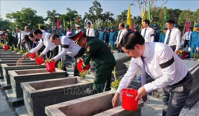 Truy điệu, an táng 158 hài cốt liệt sĩ quân tình nguyện và chuyên gia Việt Nam hy sinh tại Campuchia Truy điệu, an táng 158 hài cốt liệt sĩ quân tình nguyện và chuyên gia Việt Nam hy sinh tại Campuchia