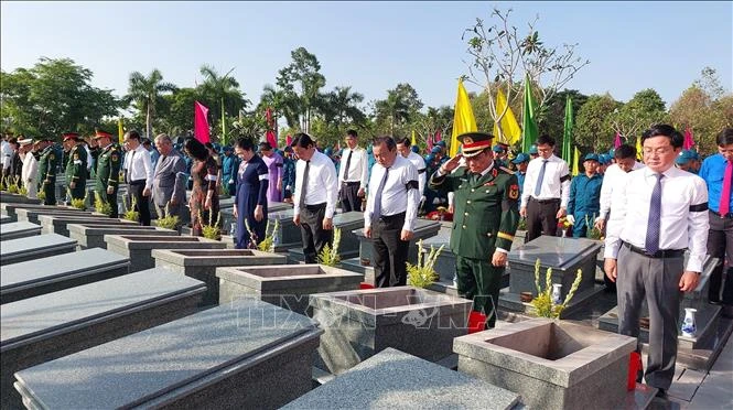 Truy điệu, an táng 158 hài cốt liệt sĩ quân tình nguyện và chuyên gia Việt Nam hy sinh tại Campuchia Truy điệu, an táng 158 hài cốt liệt sĩ quân tình nguyện và chuyên gia Việt Nam hy sinh tại Campuchia
