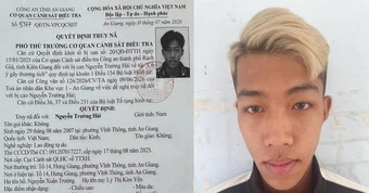 Truy nã nam thanh niên mang dao đâm học sinh trước cổng trường để bênh em bạn gái