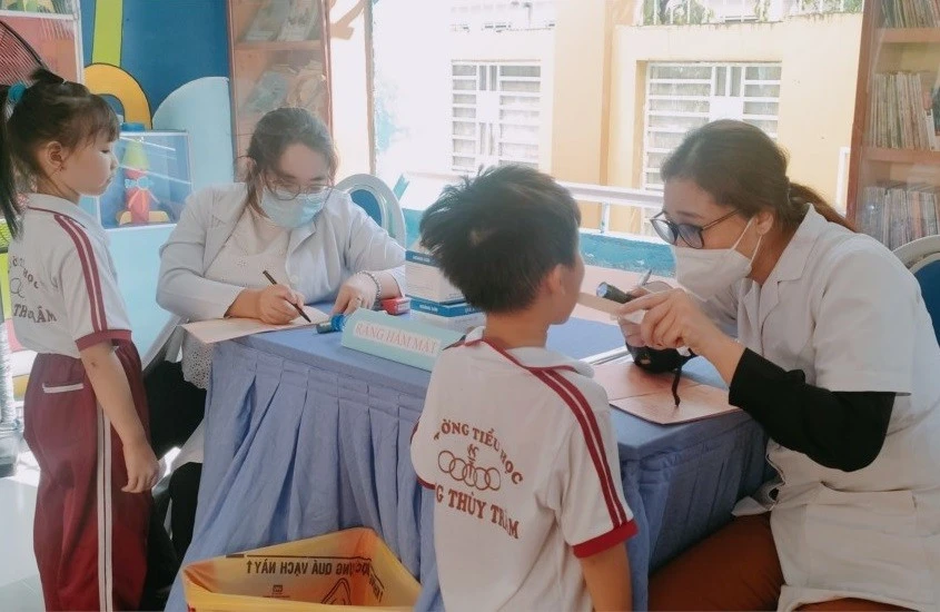 Truy nguồn thực phẩm sau loạt học sinh ở TPHCM nghi ngộ độc Truy nguồn thực phẩm sau loạt học sinh ở TPHCM nghi ngộ độc
