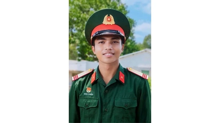 Truy tặng bằng khen cho chiến sĩ Kpă Thiêp cứu người bị điện giật ở Gia Lai Truy tặng bằng khen cho chiến sĩ Kpă Thiêp cứu người bị điện giật ở Gia Lai