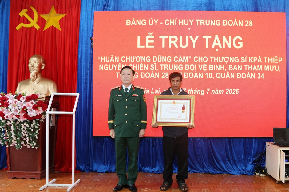 Truy tặng Huân chương Dũng cảm chiến sĩ quên mình cứu 2 người dân
