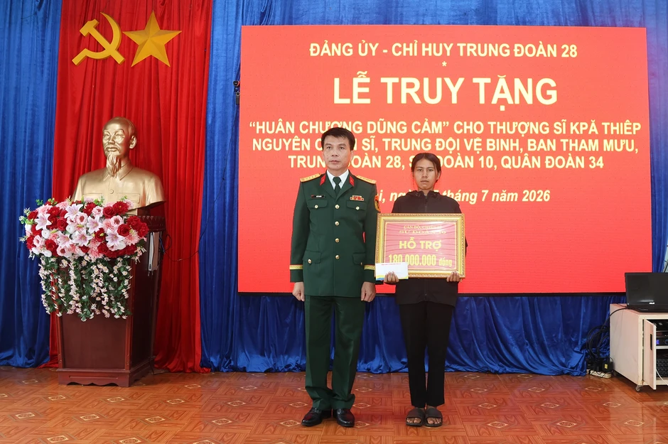 Truy tặng Huân chương Dũng cảm chiến sĩ quên mình cứu 2 người dân