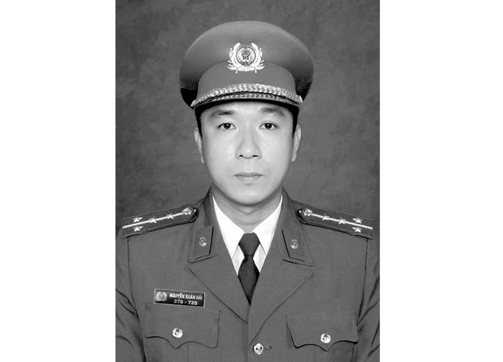 Truy thăng cấp bậc hàm Thiếu tá Nguyễn Xuân Hải sau hy sinh khi bắt cát tặc Truy thăng cấp bậc hàm Thiếu tá Nguyễn Xuân Hải sau hy sinh khi bắt cát tặc
