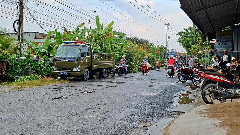 Truy tìm người đàn ông bỏ lại xe máy rồi nhảy cầu tại Đồng Tháp Truy tìm người đàn ông bỏ lại xe máy rồi nhảy cầu tại Đồng Tháp