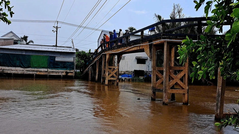 Truy tìm người đàn ông bỏ lại xe máy rồi nhảy cầu tại Đồng Tháp Truy tìm người đàn ông bỏ lại xe máy rồi nhảy cầu tại Đồng Tháp