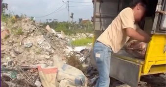 Truy tìm người đàn ông lái ô tô chở rác thải đi đổ trộm