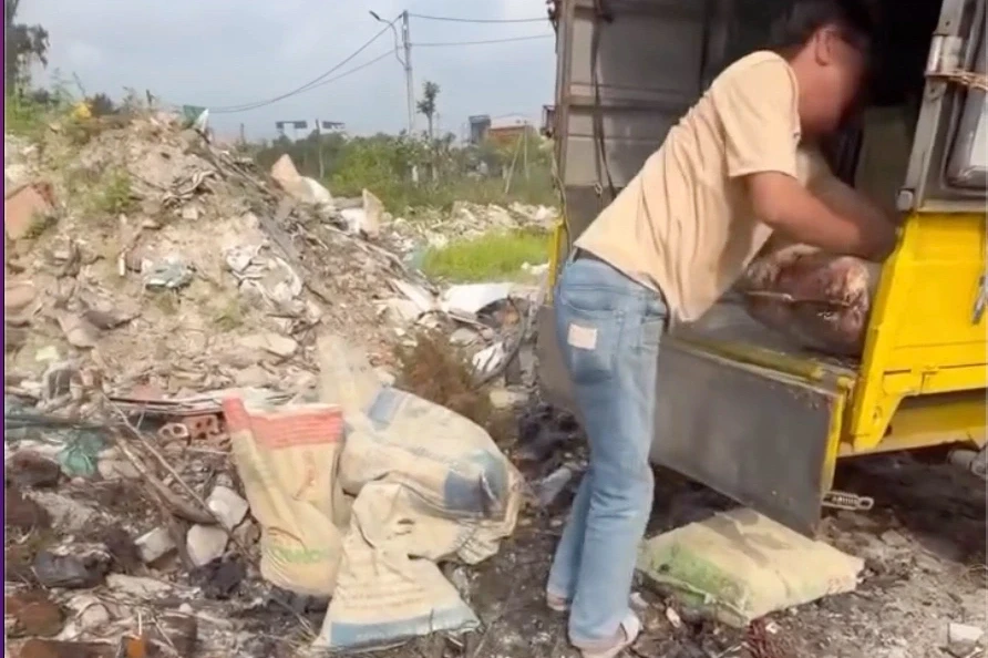 Truy tìm người đàn ông lái ô tô chở rác thải đi đổ trộm Truy tìm người đàn ông lái ô tô chở rác thải đi đổ trộm