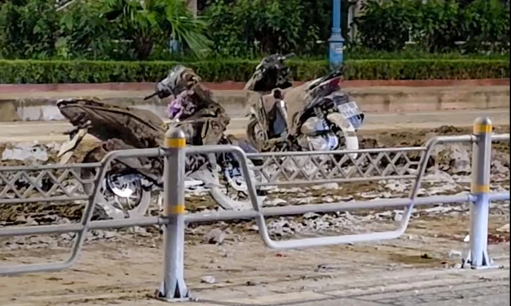 Truy tìm xe làm rơi bùn đất khiến loạt xe máy trượt ngã gần cầu Nhật Tân Truy tìm xe làm rơi bùn đất khiến loạt xe máy trượt ngã gần cầu Nhật Tân