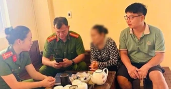 Từ dấu hiệu lạ, nam tài xế ‘cứu’ người phụ nữ 64 tuổi khỏi kịch bản lừa tình qua mạng