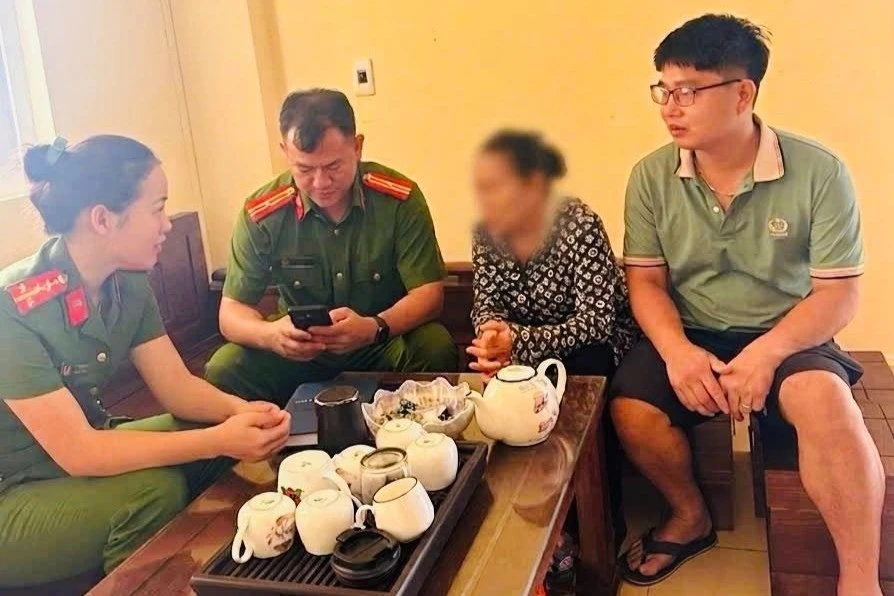 Từ dấu hiệu lạ, nam tài xế ‘cứu’ người phụ nữ 64 tuổi khỏi kịch bản lừa tình qua mạng Từ dấu hiệu lạ, nam tài xế ‘cứu’ người phụ nữ 64 tuổi khỏi kịch bản lừa tình qua mạng
